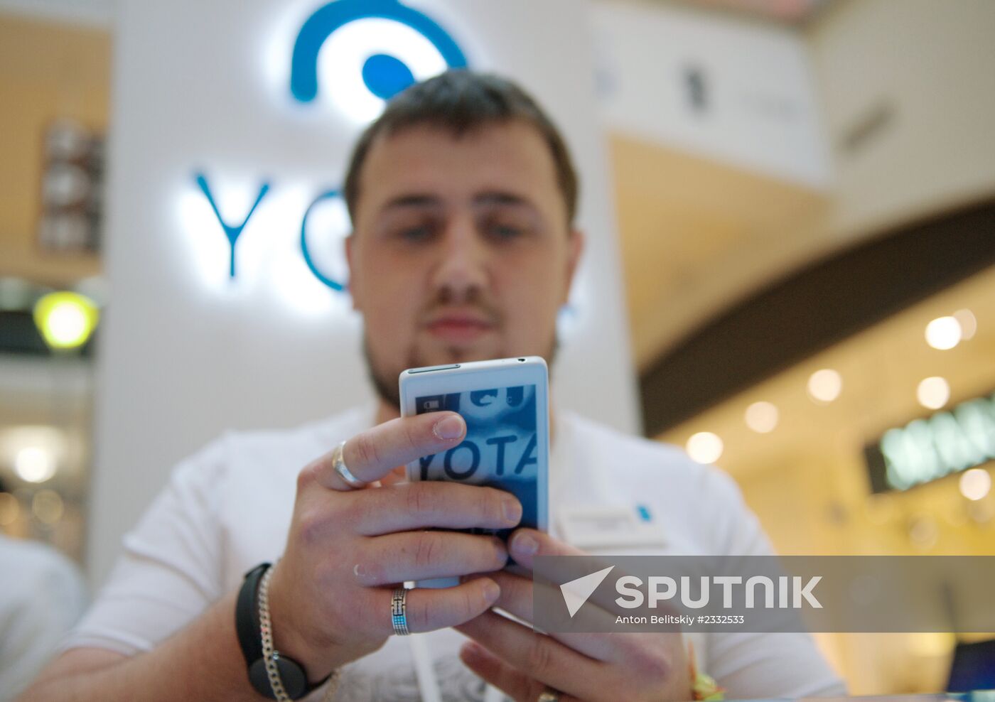 Yota Phone launches sales in Moscow