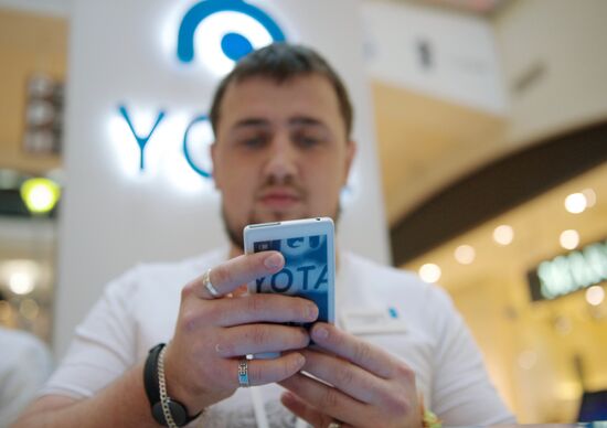Yota Phone launches sales in Moscow