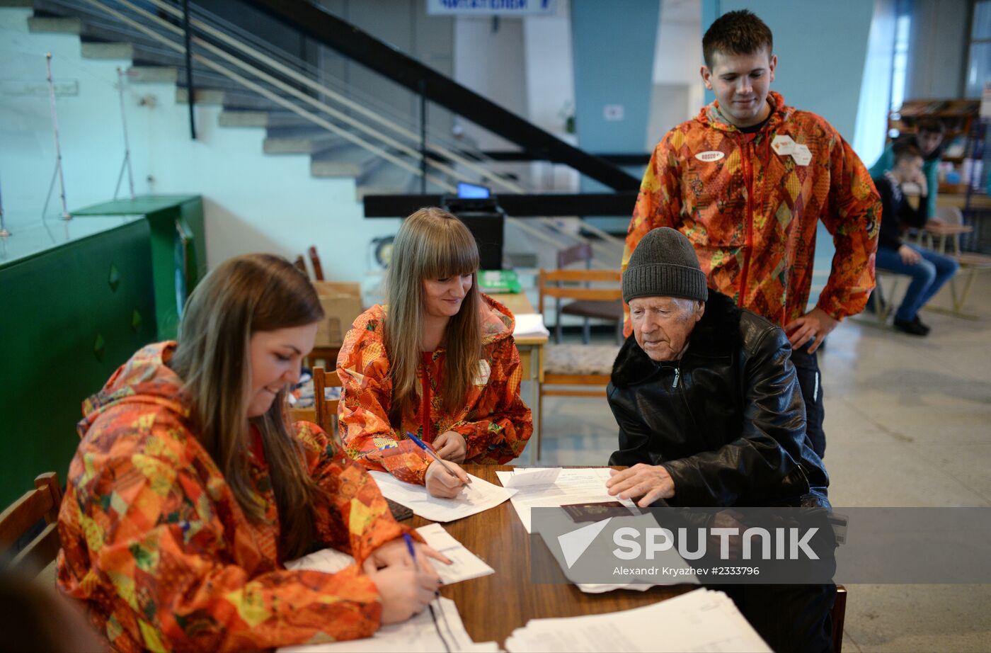 Siberian centenarian Alexander Kaptarenko carries the Olympic flame