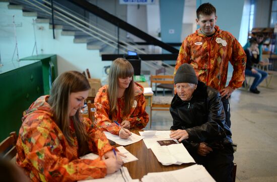 Siberian centenarian Alexander Kaptarenko carries the Olympic flame