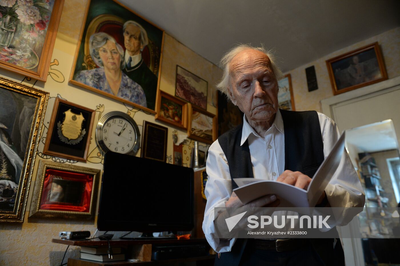 Siberian centenarian Alexander Kaptarenko carries the Olympic flame