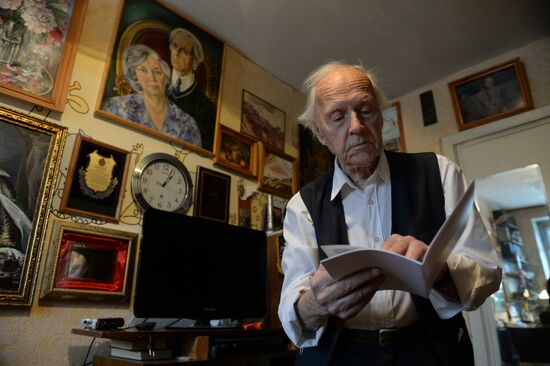 Siberian centenarian Alexander Kaptarenko carries the Olympic flame