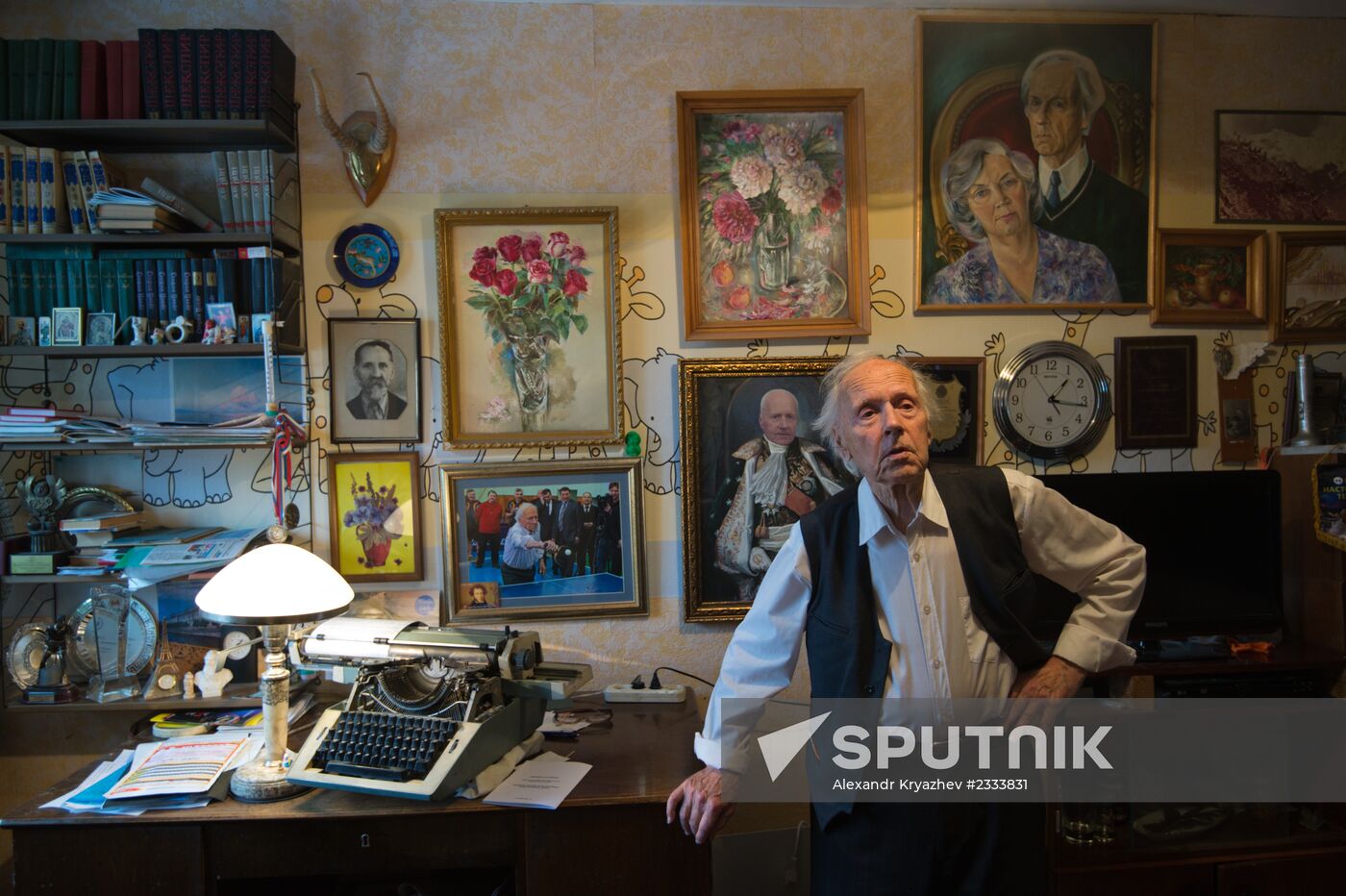 Siberian centenarian Alexander Kaptarenko carries the Olympic flame