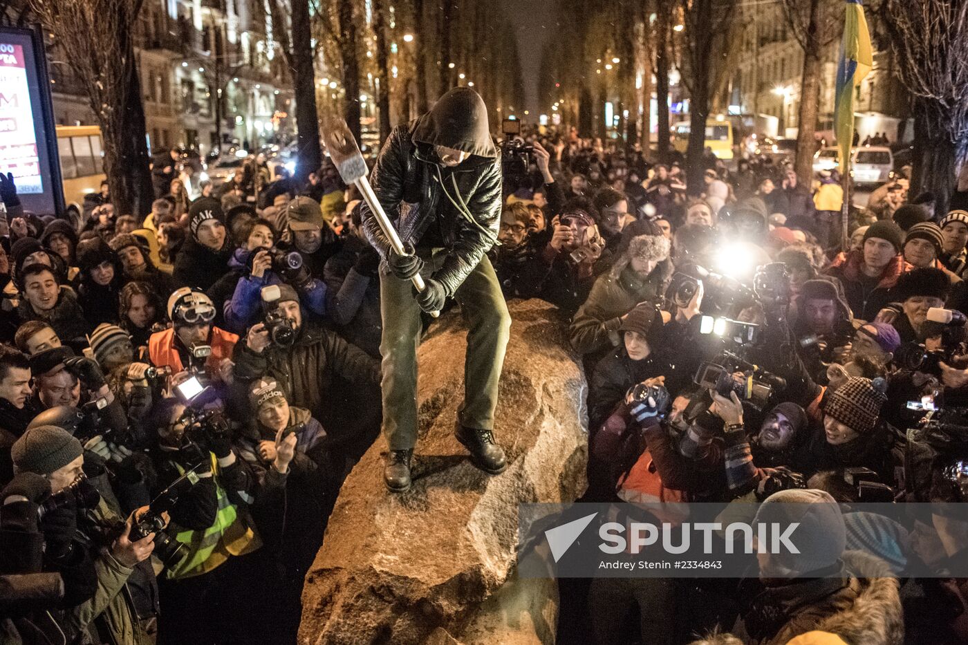 Lenin statue demolished in downtown Kiev