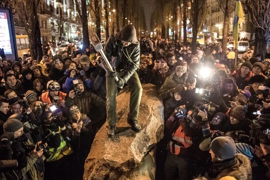 Lenin statue demolished in downtown Kiev