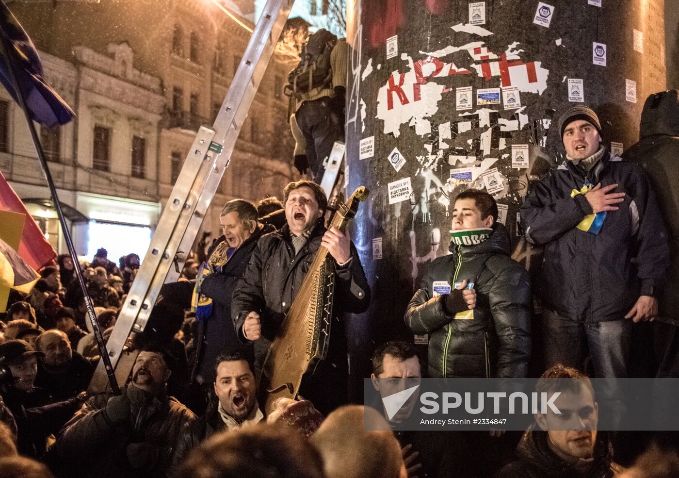 Lenin statue demolished in downtown Kiev