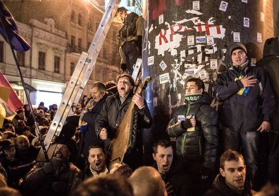 Lenin statue demolished in downtown Kiev