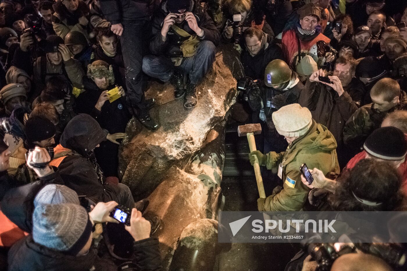 Lenin statue demolished in downtown Kiev