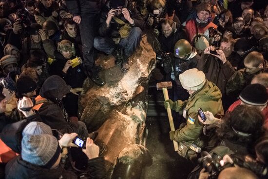 Lenin statue demolished in downtown Kiev
