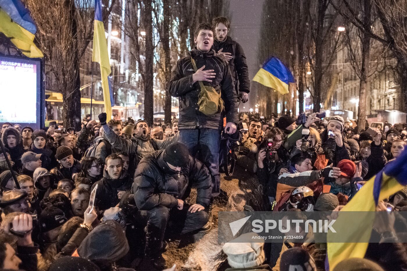 Lenin statue demolished in downtown Kiev