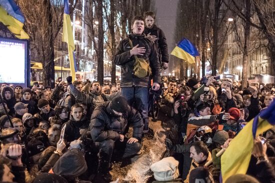 Lenin statue demolished in downtown Kiev