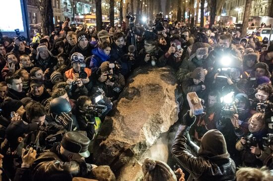 Lenin statue demolished in downtown Kiev