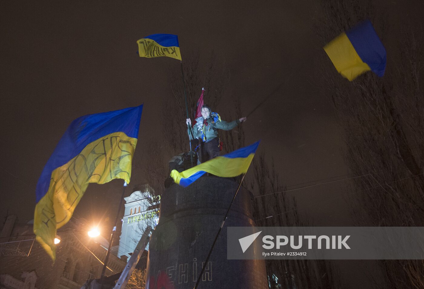 Lenin statue demolished in downtown Kiev