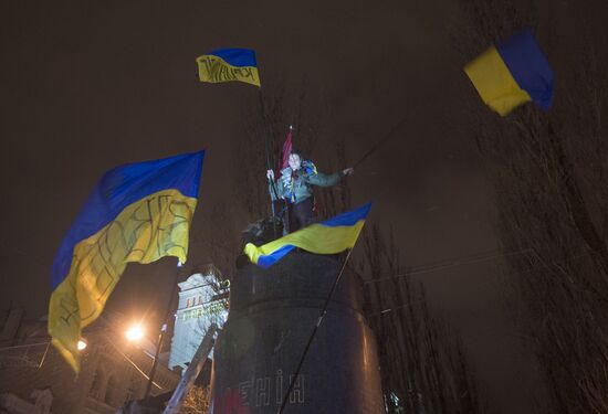 Lenin statue demolished in downtown Kiev