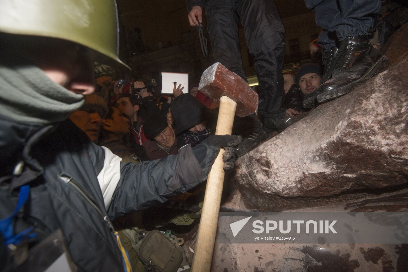 Lenin statue demolished in downtown Kiev