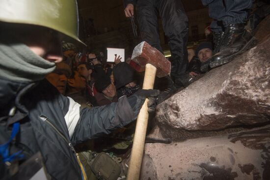 Lenin statue demolished in downtown Kiev