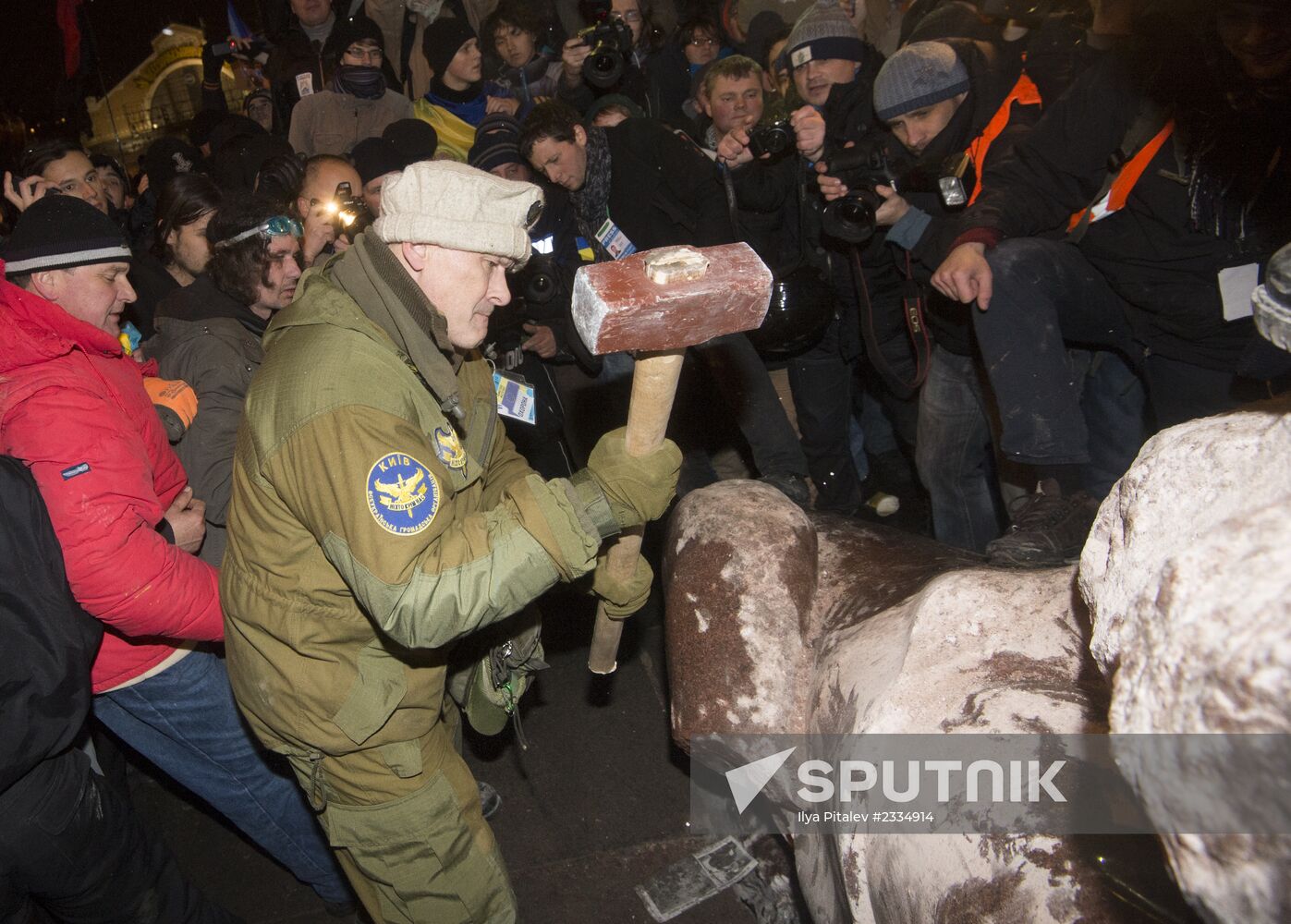 Lenin statue demolished in downtown Kiev