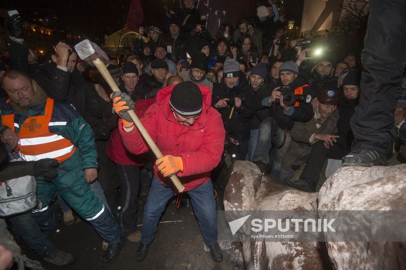 Lenin statue demolished in downtown Kiev