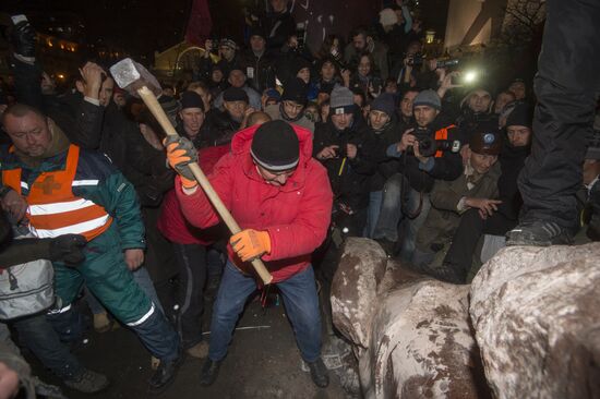 Lenin statue demolished in downtown Kiev