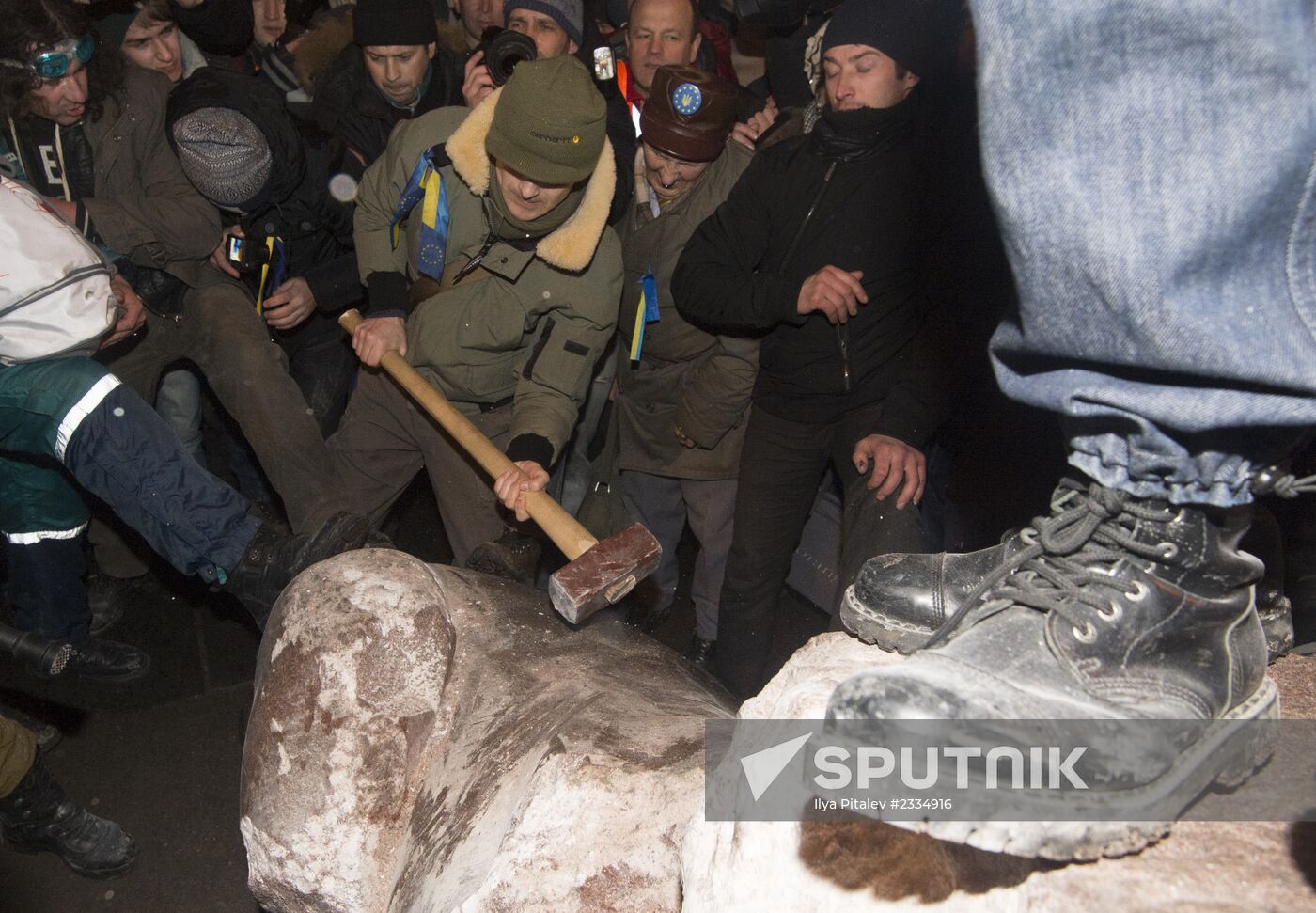 Lenin statue demolished in downtown Kiev