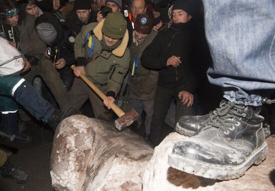 Lenin statue demolished in downtown Kiev