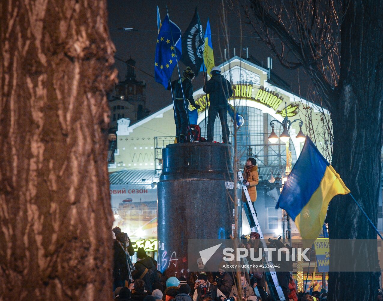 Demolition of Lenin monument in center of Kiev