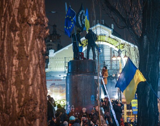 Demolition of Lenin monument in center of Kiev