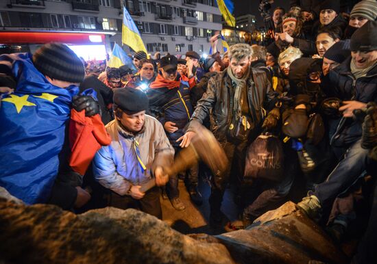 Demolition of Lenin monument in center of Kiev