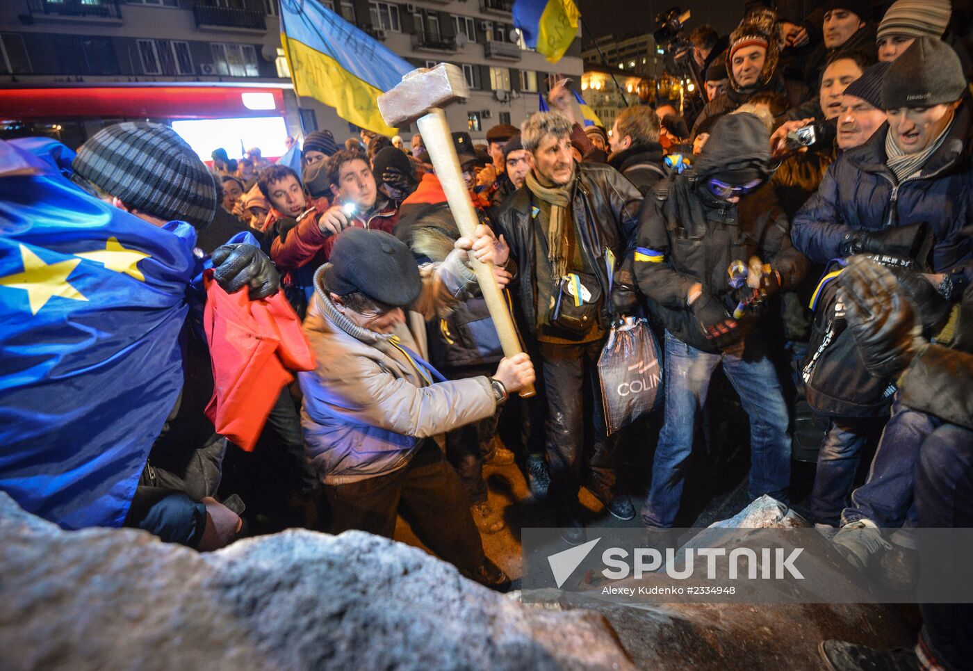Demolition of Lenin monument in center of Kiev