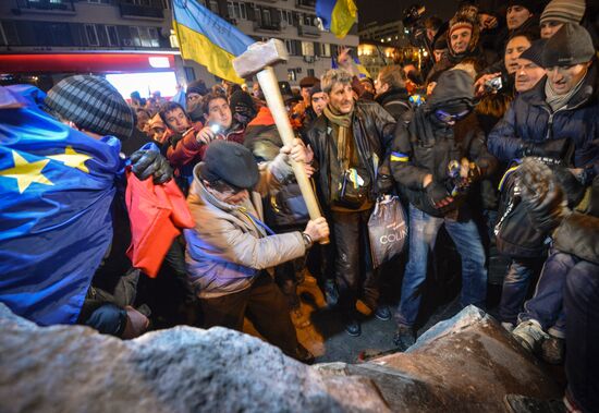 Demolition of Lenin monument in center of Kiev
