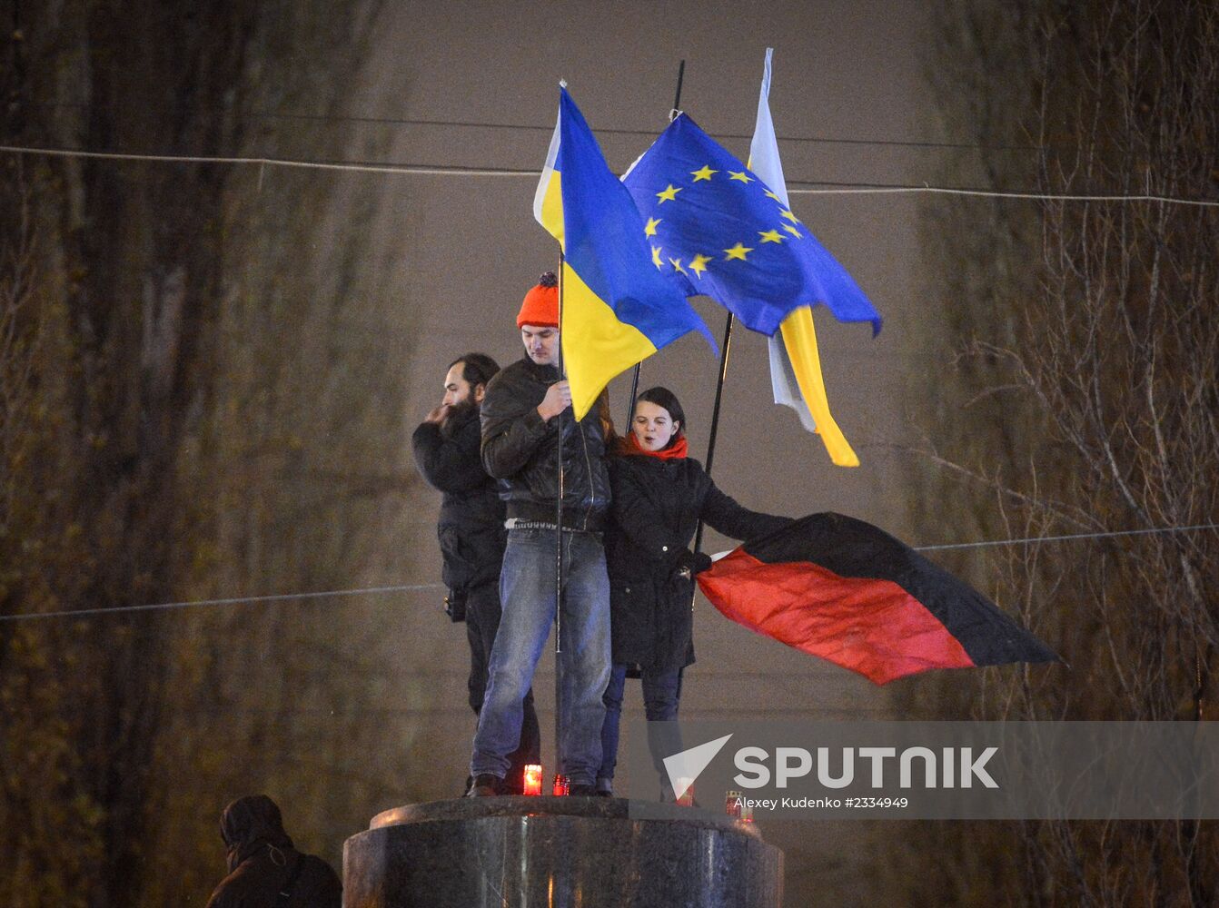 Demolition of Lenin monument in center of Kiev