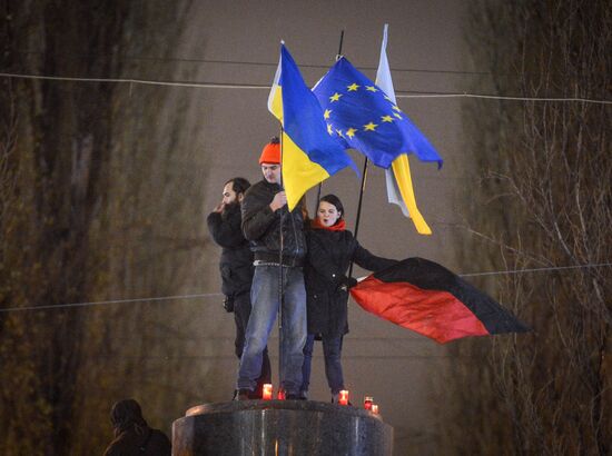 Demolition of Lenin monument in center of Kiev