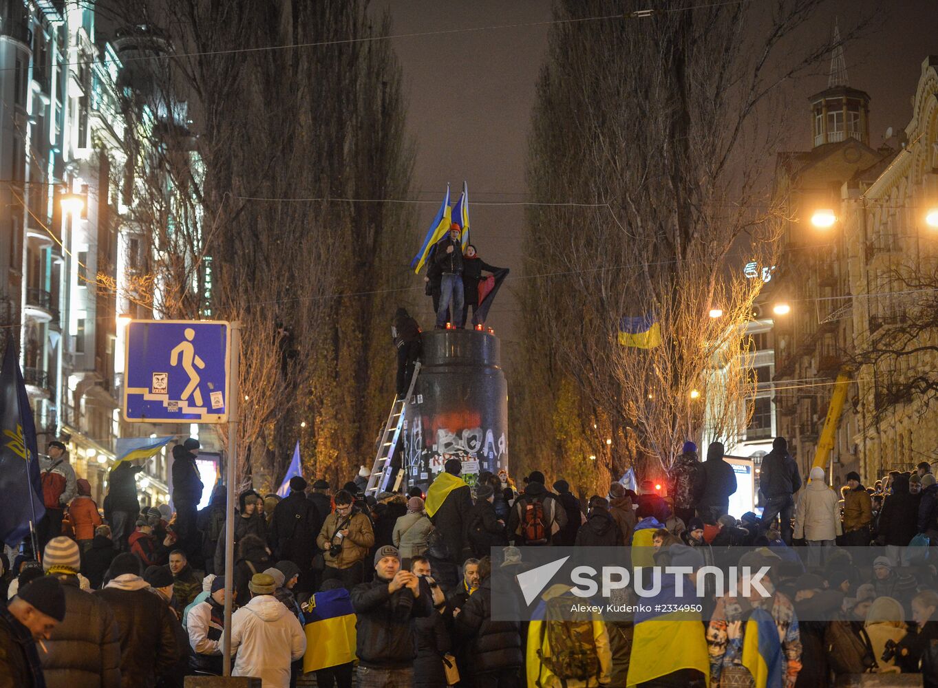 Demolition of Lenin monument in center of Kiev