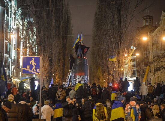 Demolition of Lenin monument in center of Kiev