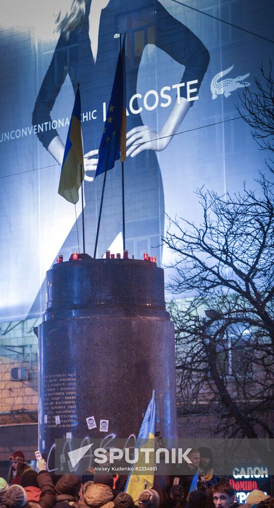 Demolition of Lenin monument in center of Kiev