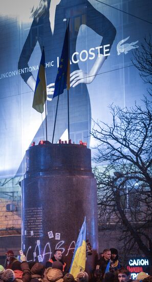 Demolition of Lenin monument in center of Kiev