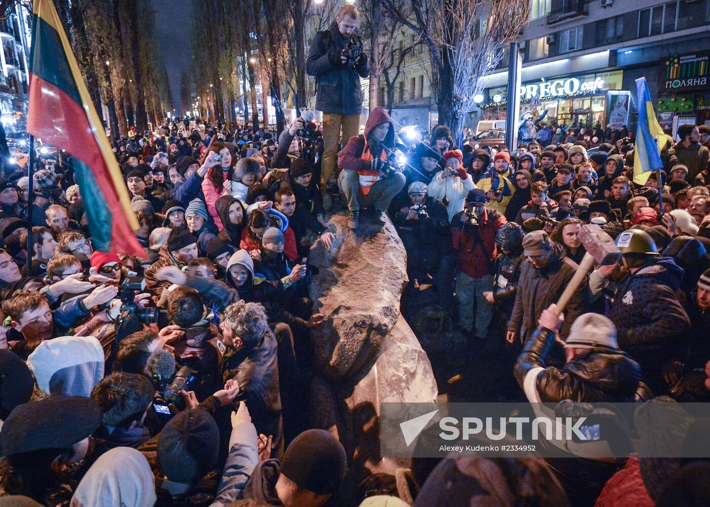 Demolition of Lenin monument in center of Kiev