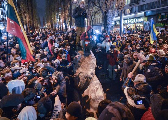 Demolition of Lenin monument in center of Kiev