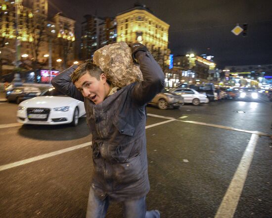 Demolition of Lenin monument in center of Kiev