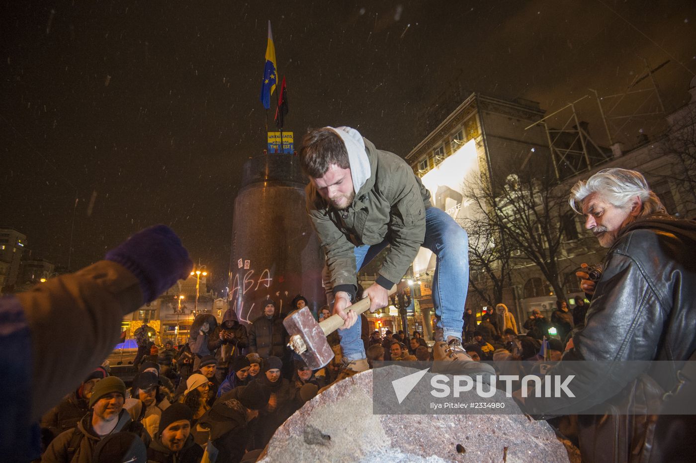Demolition of Lenin monument in center of Kiev