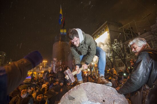 Demolition of Lenin monument in center of Kiev