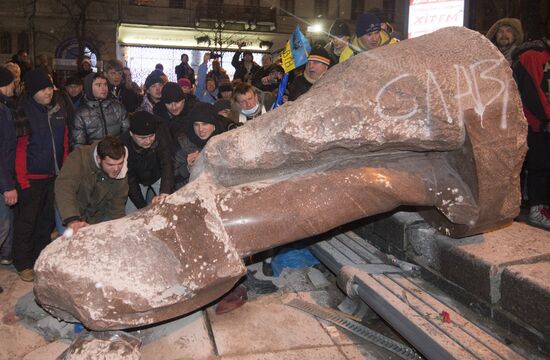 Demolition of Lenin monument in center of Kiev