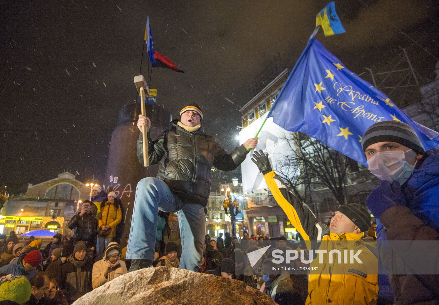 Demolition of Lenin monument in center of Kiev