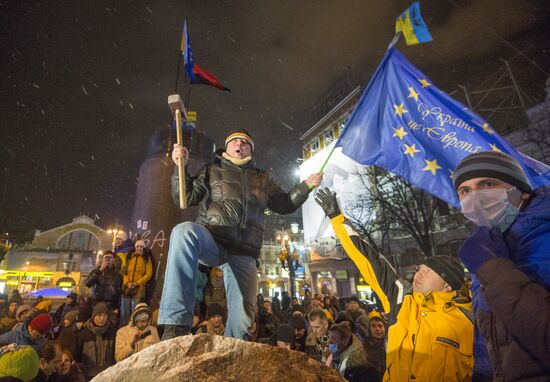 Demolition of Lenin monument in center of Kiev