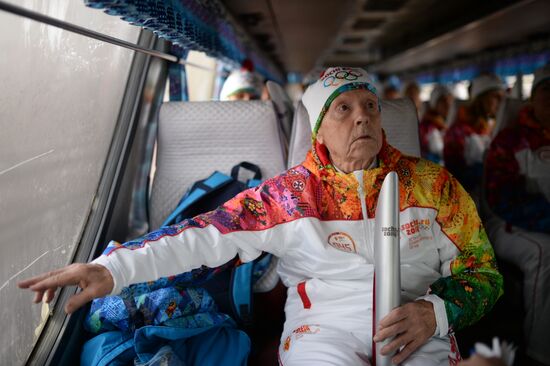 Centenarian Alexander Kaptarenko carries the Olympic flame