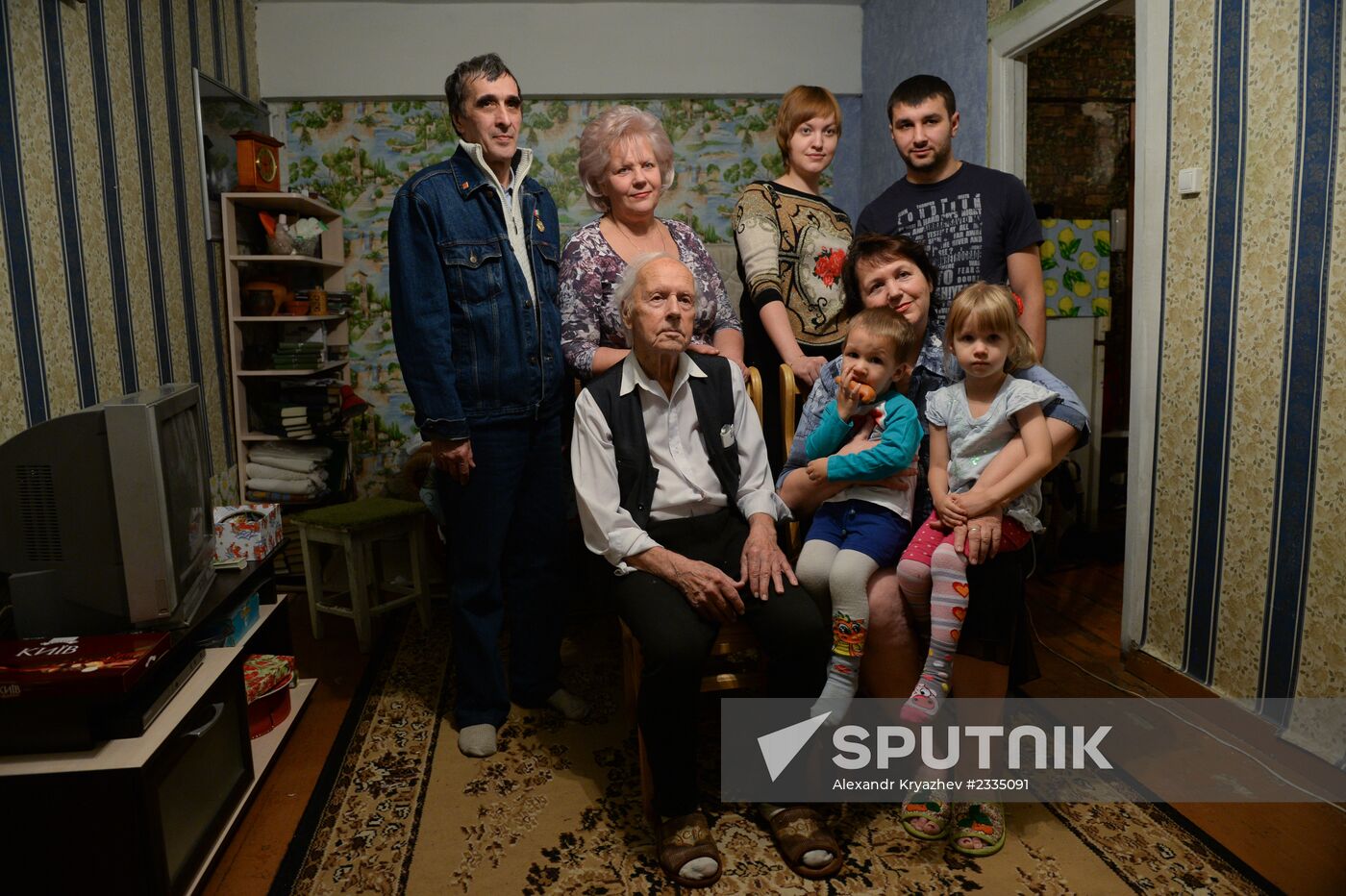 Centenarian Alexander Kaptarenko carries the Olympic flame