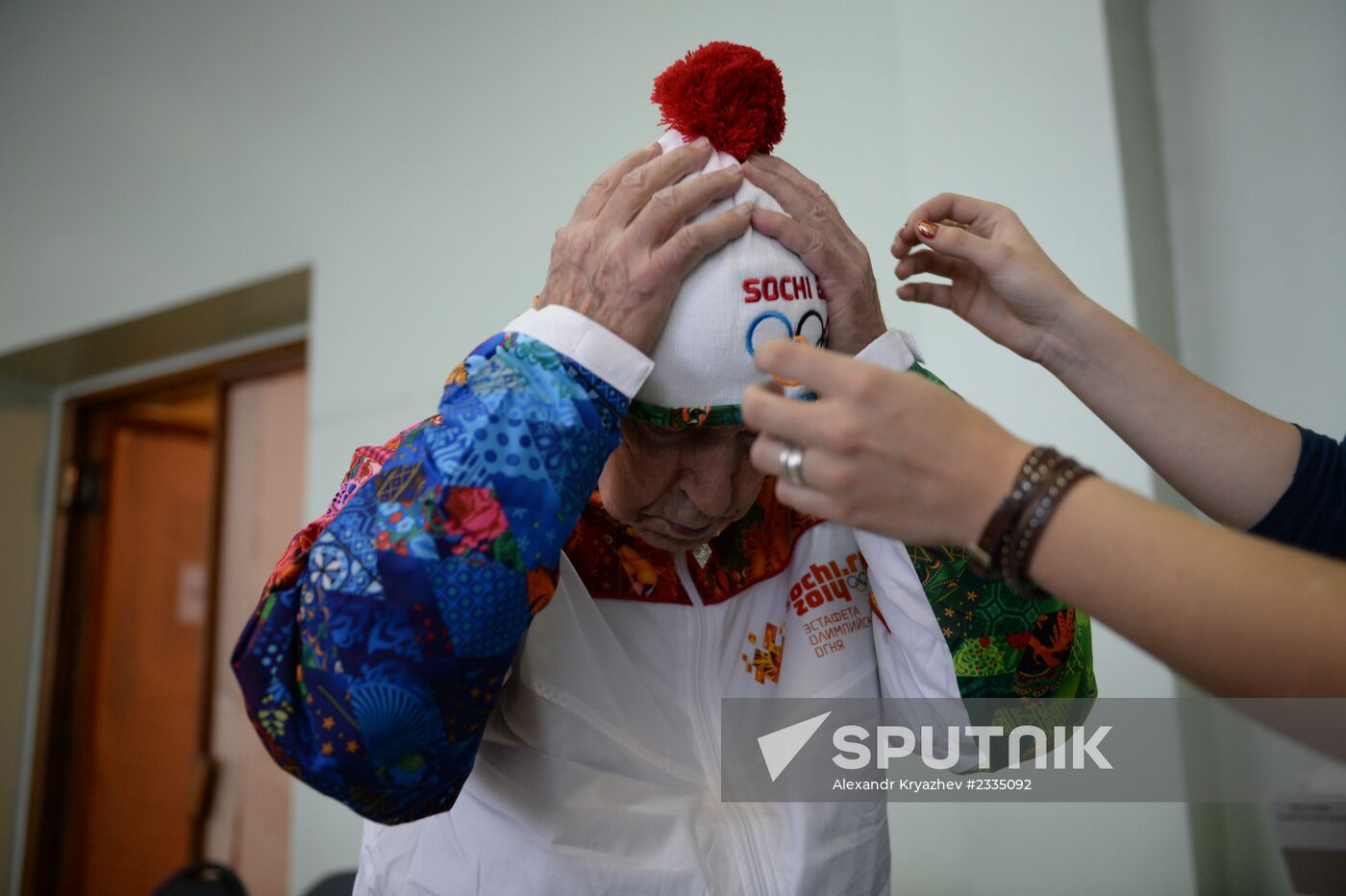 Centenarian Alexander Kaptarenko carries the Olympic flame