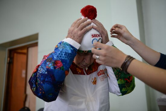 Centenarian Alexander Kaptarenko carries the Olympic flame