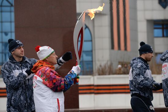Centenarian Alexander Kaptarenko carries the Olympic flame