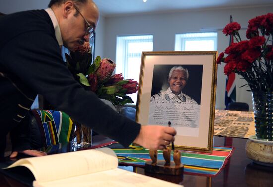 Book of Condolence in tribute to Nelson Mandela at the Embassy of South African Republic in Moscow